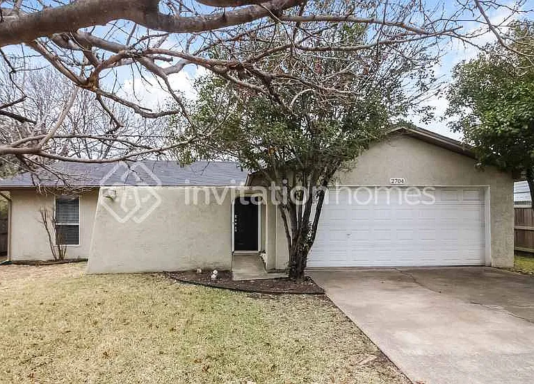 2704 N Bell Ave — Photo 1