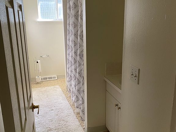 5th image of 289 Palmdale Dr APT 1