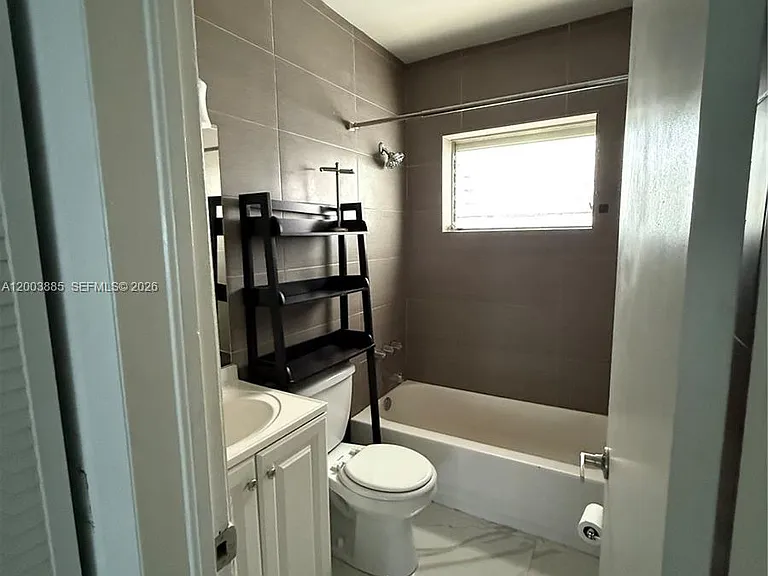 1611 West Ave #12 — Photo 2
