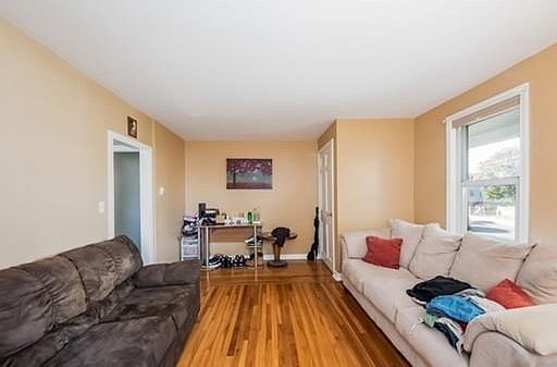 4th image of 456 Medford St