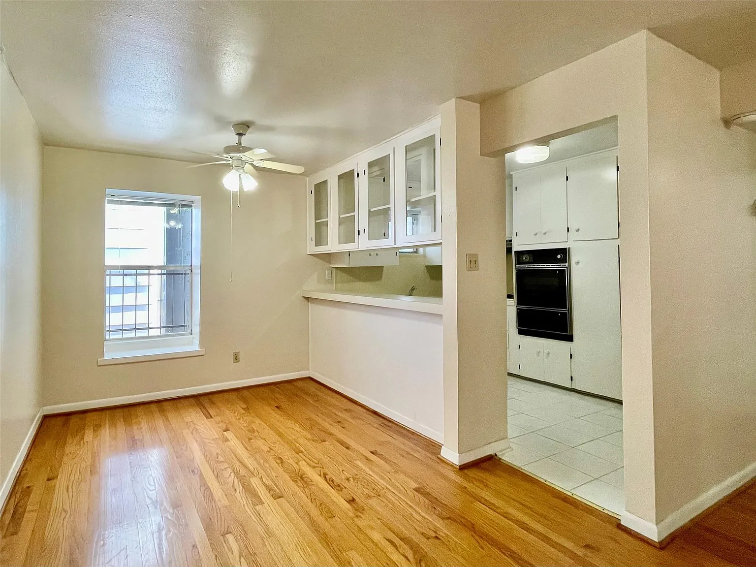 2 bed, 1.0 bath, 700 sqft, $1,300 — Photo 2