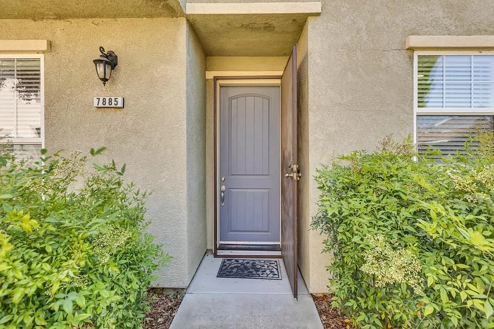 3 bed, 2.5 bath, 1575 sqft, $2,500 — Photo 2