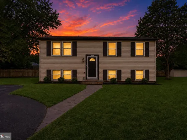 1245 Wilshire Dr, Herndon, VA 20170