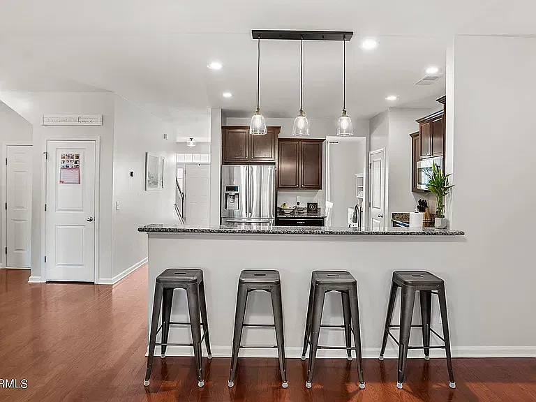 5 bed, 2917 sqft, $3,395 — Photo 4