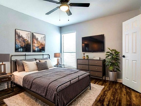 Two spacious same-size bedrooms in our 2x2 floor plan!