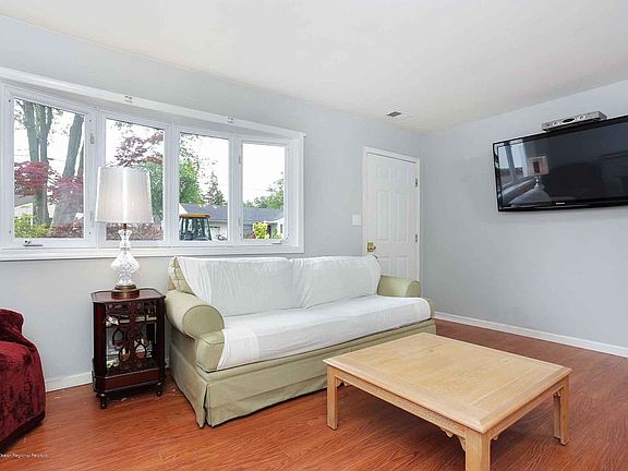5th image of 1 Lakewood Pl