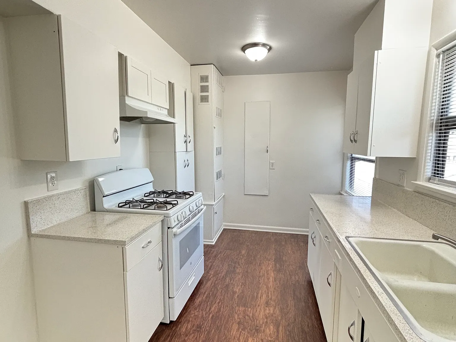 1 bed, 700 sqft, $1,600 — Photo 2
