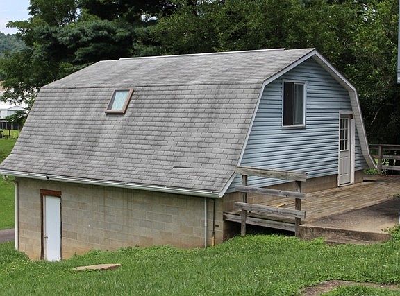 4th image of 424 Maple Ave