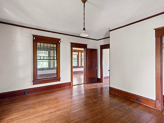 4th image of 308 W Main St