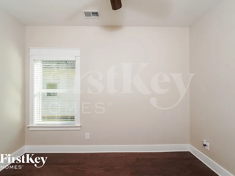 1300 Shades Ter — Photo 10