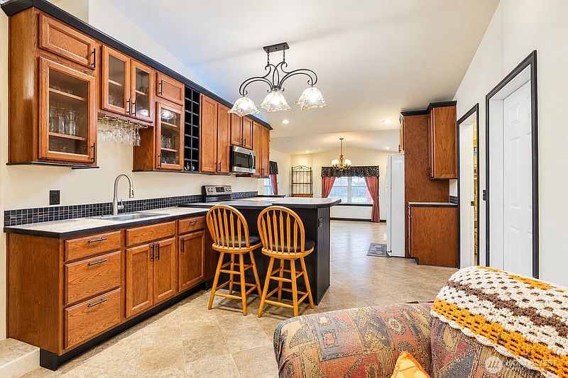 5th image of 3818 Thayer Road NE