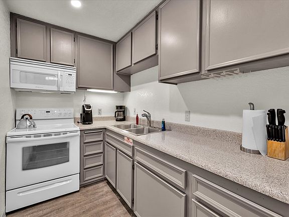 3rd image of 2860 N Los Felices Rd Unit 101
