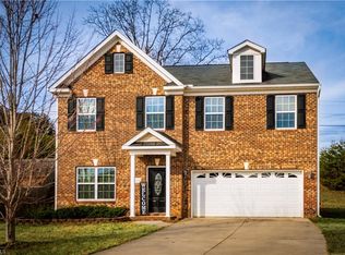 4215 Lochurst Dr, Pfafftown, NC 27040