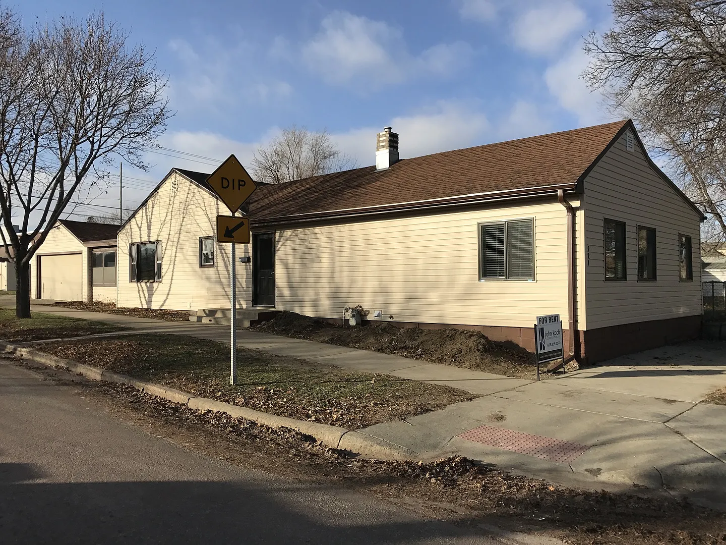 Spacious 4 bed 2 bath ranch home with two family rooms! — Photo 1