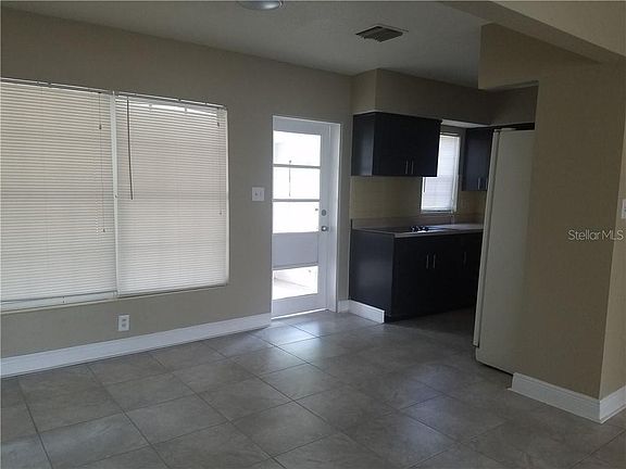 5th image of 213 W Buchanon Ave
