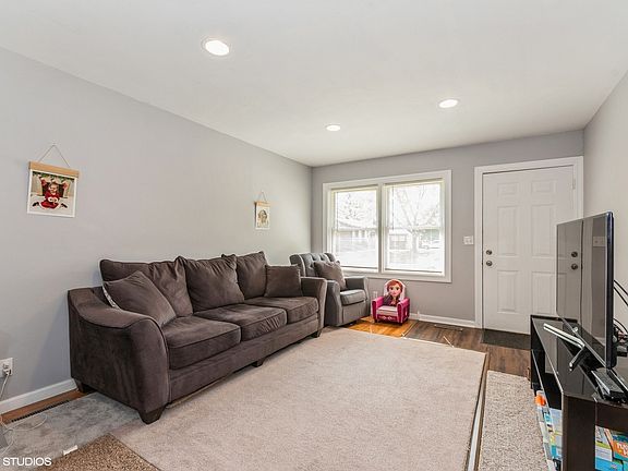 5th image of 2427 Parklake Dr