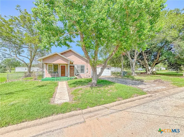 810 N Avenue H, Shiner, TX 77984