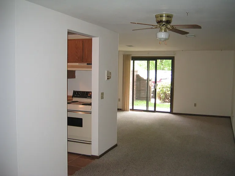 1526 Kenilworth Ct — Photo 9