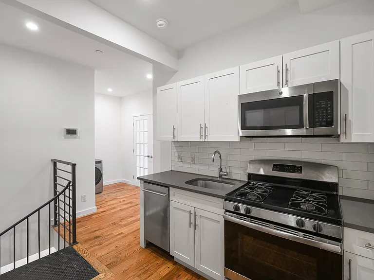 453 Irving Ave #1D — Photo 3