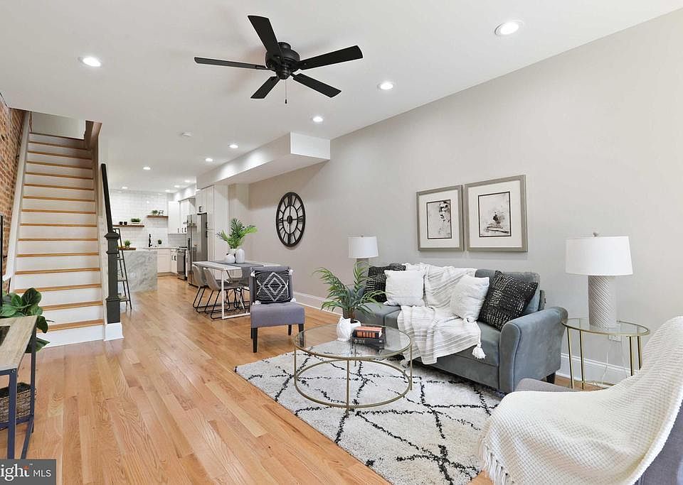 1st image of 707 Baylis St