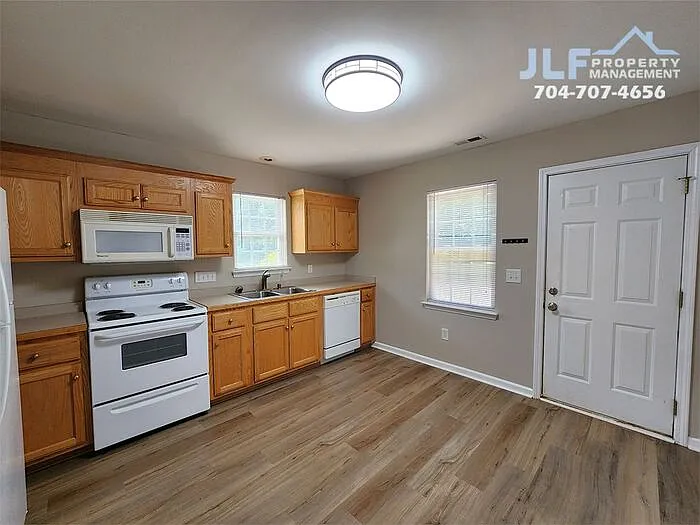 2504 S Ridge Ave — Photo 5