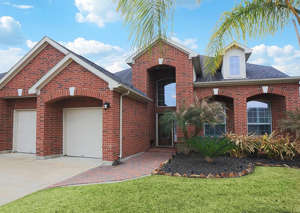 Welcome home to 4039 Tuscan Shores in the beautiful community of Lake Shore Harbour.