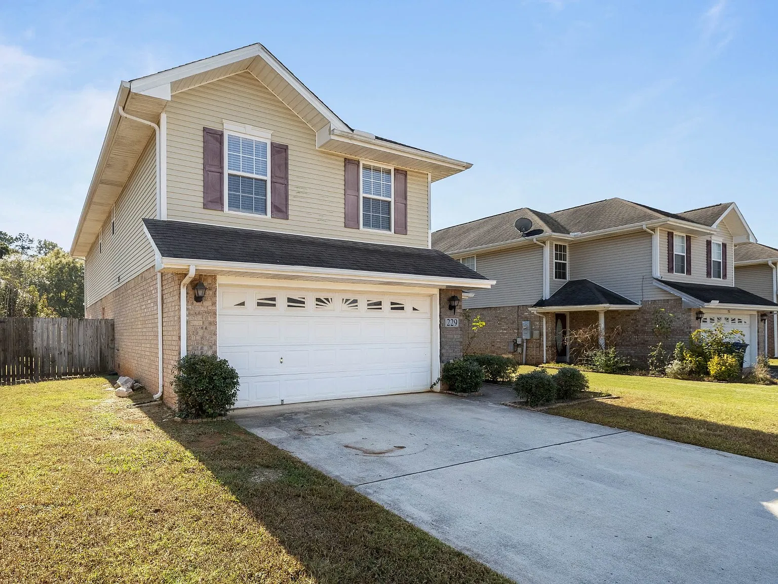 5 bed, 2.5 bath, 2227 sqft, $1,995 — Photo 3