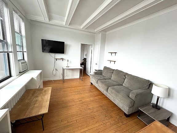 5th image of 4 Commonwealth Ct APT 17