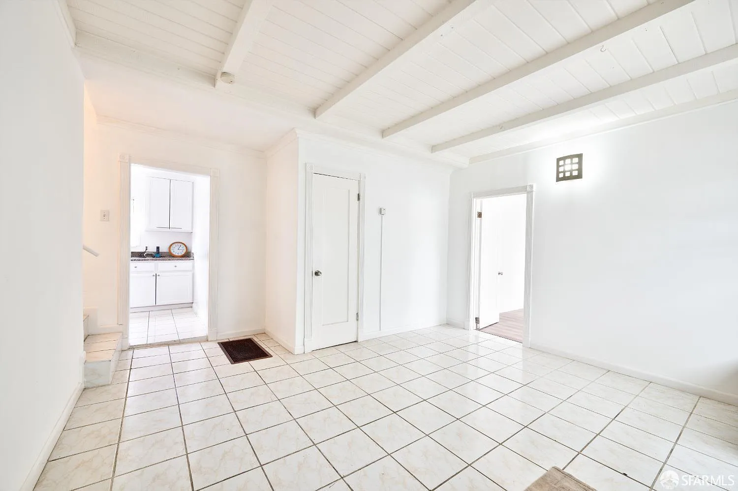 3 bed, 1.0 bath, 2330 sqft, $3,000 — Photo 2