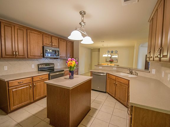 3rd image of 910 Magnolia Hl
