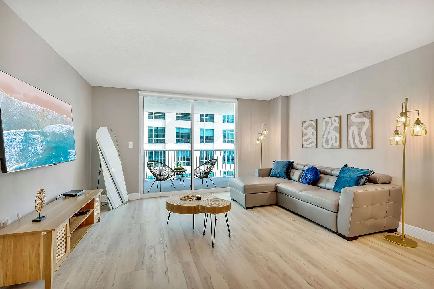 1 bed, 1.0 bath, 818 sqft, $5,327 — Photo 1