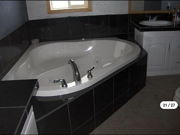 Master w/Whirlpool jetted tu