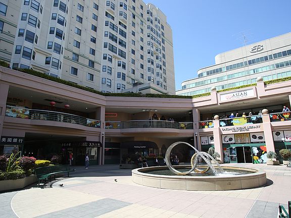 Photo of the Plaza underneath the apartment