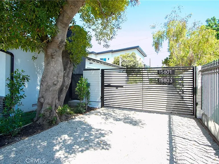 15803 Vose St — Photo 4