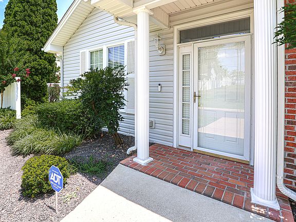 4th image of 1868 Elmdale Rd