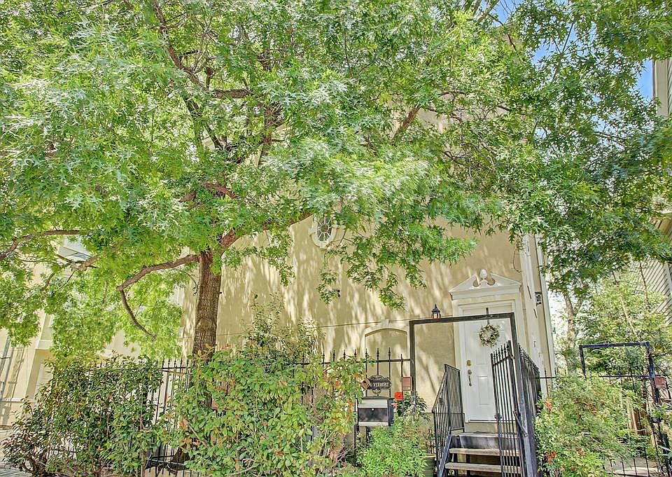 Welcome to 1904 Vermont! Nestled along the tree lined streets of Montrose, you can walk to multiple parks, Buffalo Bayou, River Oaks Shopping District and everything this prime locations offers.