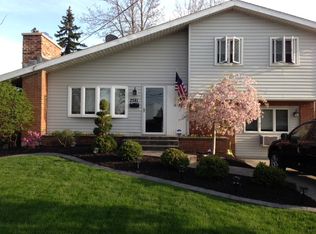 2581 Parkview Dr, Niagara Falls, NY 14305