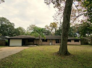 102 Van Winkle St, Lake Jackson, TX 77566