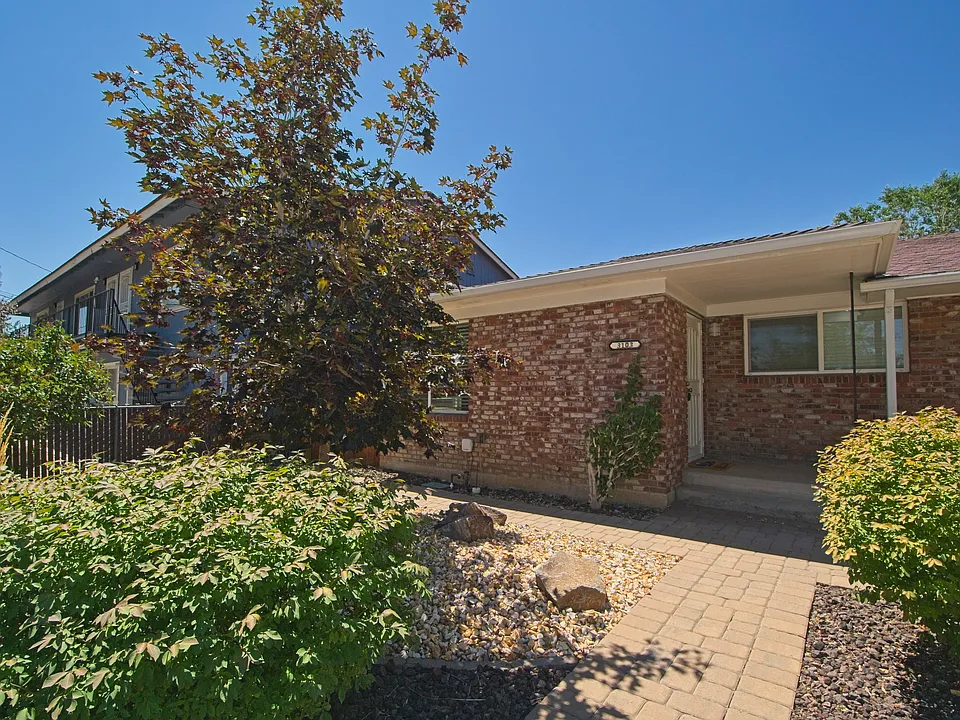 3103 Lakeside Dr