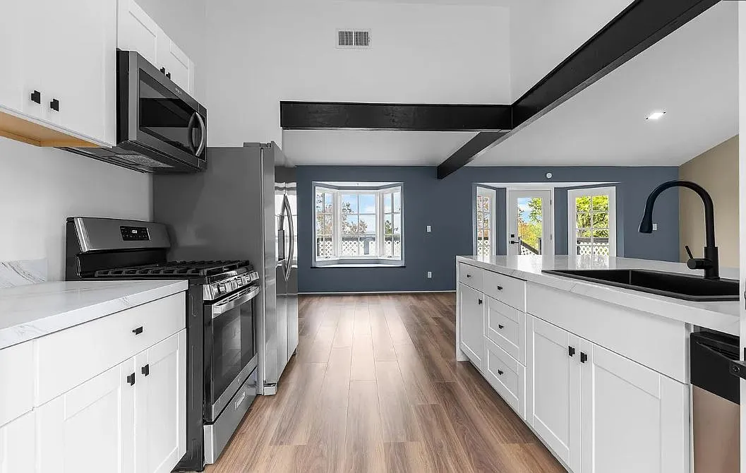 3 bed, 2.5 bath, 1665 sqft, $4,650 — Photo 3