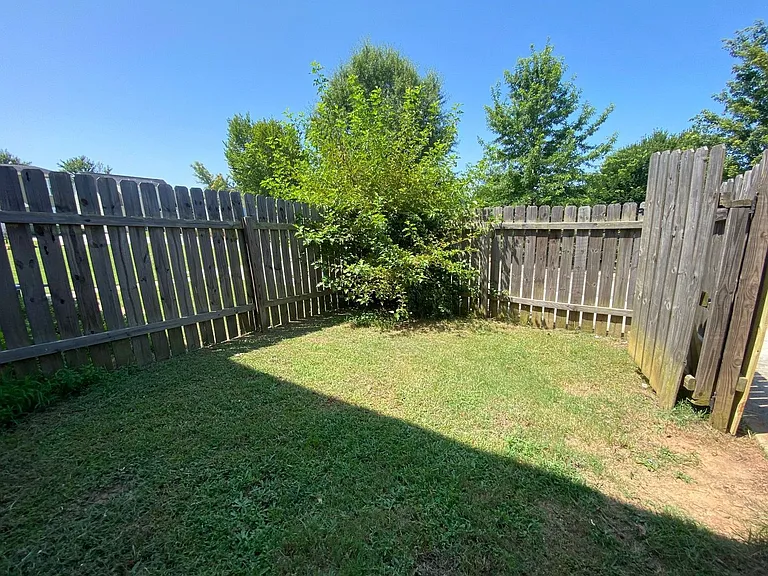 218 Bridgewater Cir — Photo 11