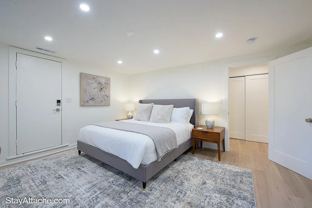 2 bed, 1100 sqft, $4,350 — Photo 2
