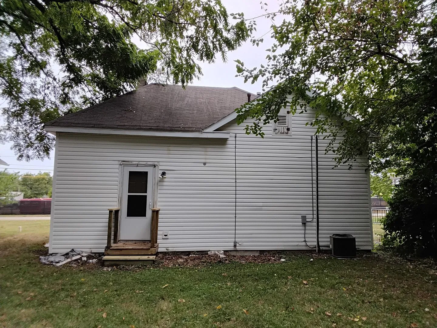 1/2 Off Move In Amount! 1/2 Off Security! 2 Bed 1 Bath Home — Photo 4