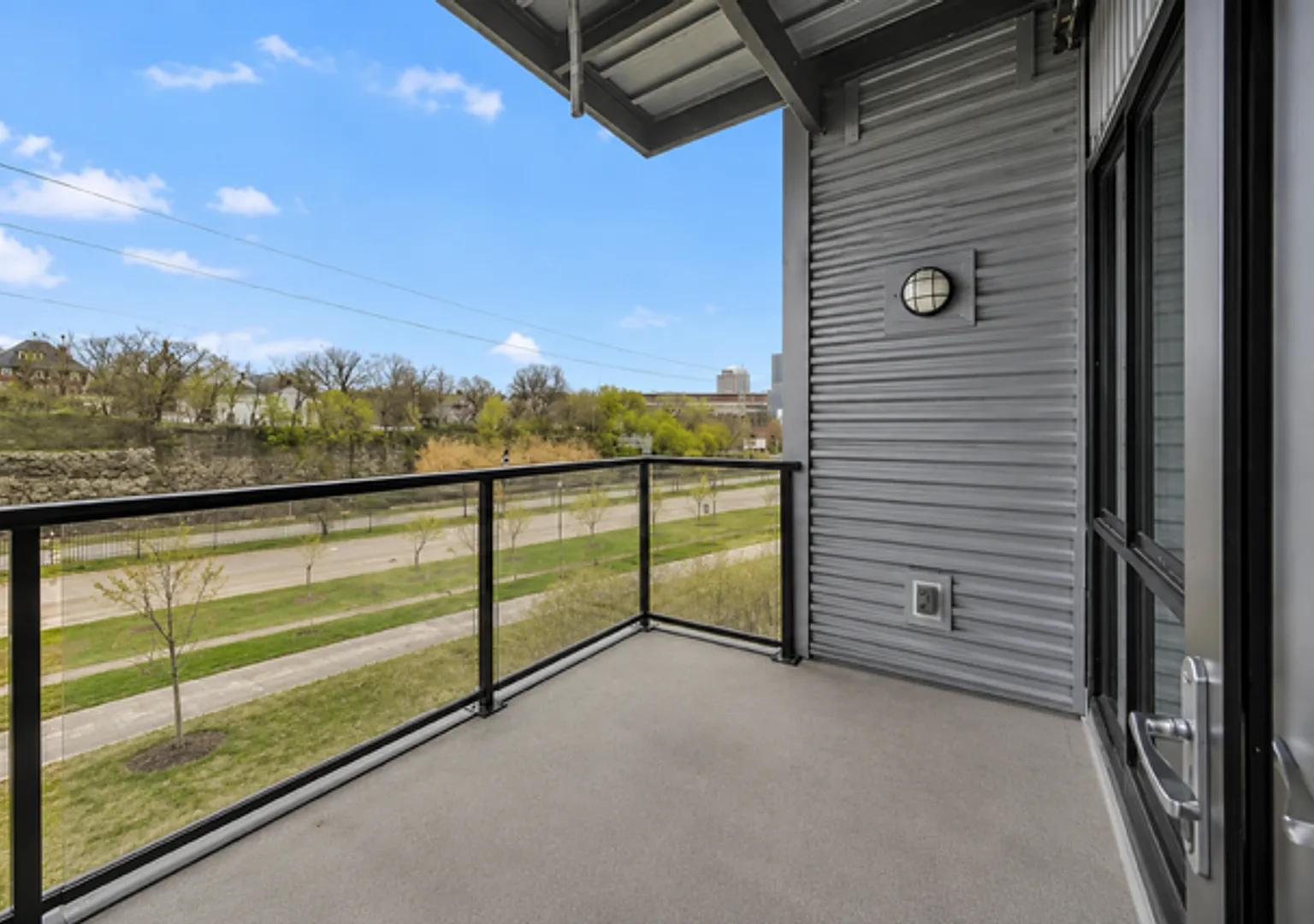 Beautiful 1 BR/1 BA 3rd Floor Condo in Riverfront Lofts in St. Paul! — Photo 4
