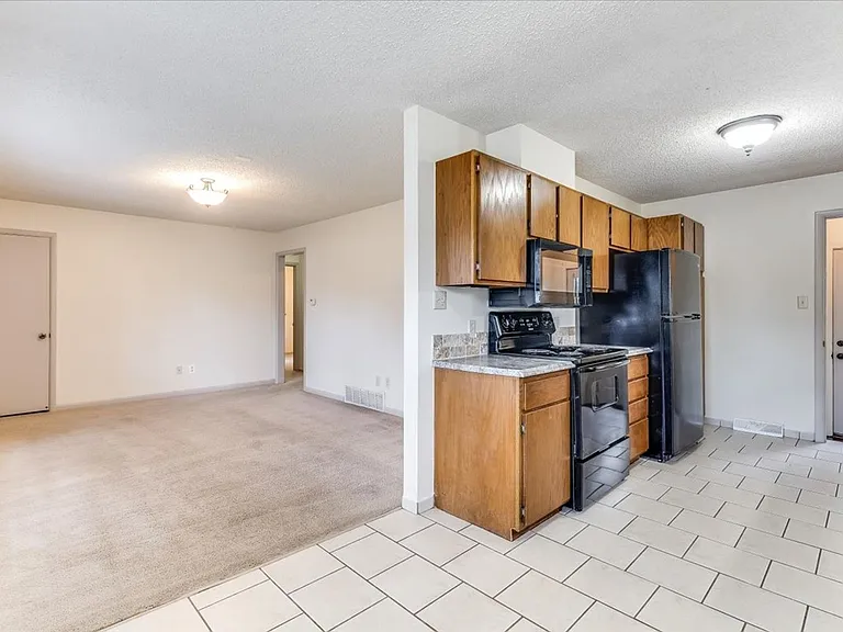554 S Circle Dr — Photo 6