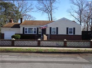 670 Carlton Rd, West Babylon, NY 11704