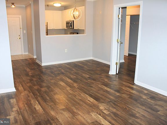 5th image of 171 Somervelle St APT 202