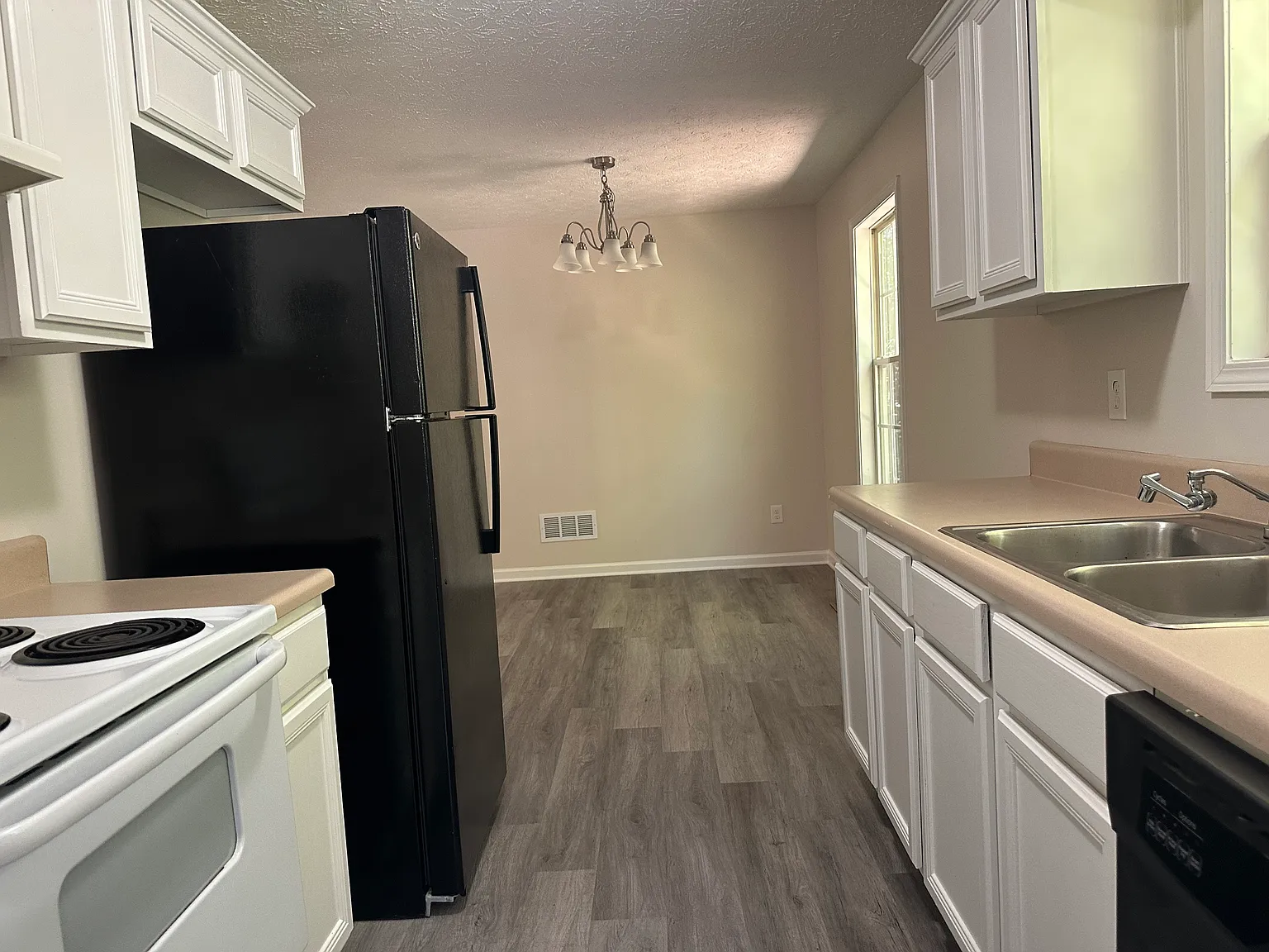 3 bed, 1092 sqft, $1,700 — Photo 2