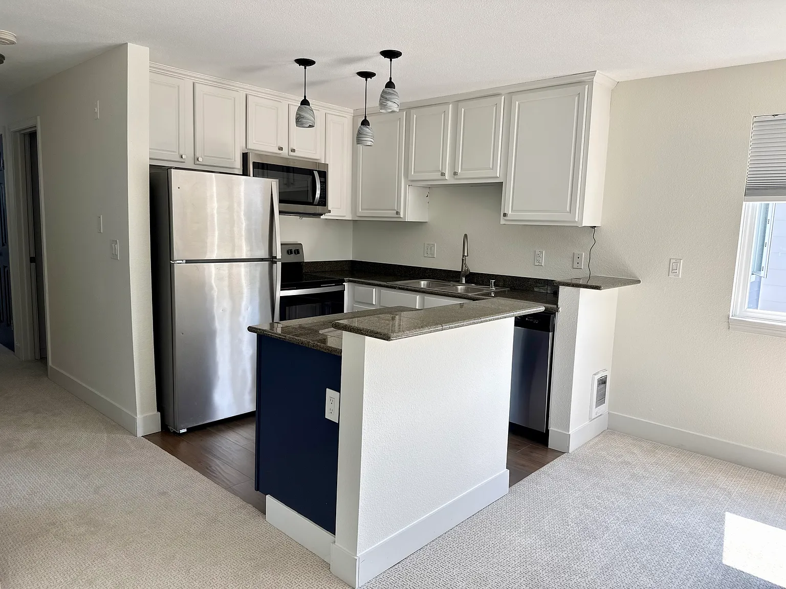 1 bed, 722 sqft, $1,800 — Photo 1