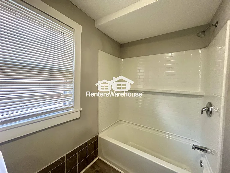 2846 Myrtle Ave — Photo 2